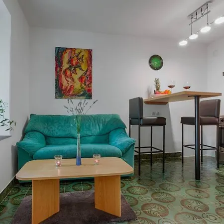 Apartment Nea's Green Garden *