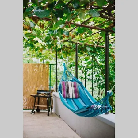 Nea's Green Garden Apartment