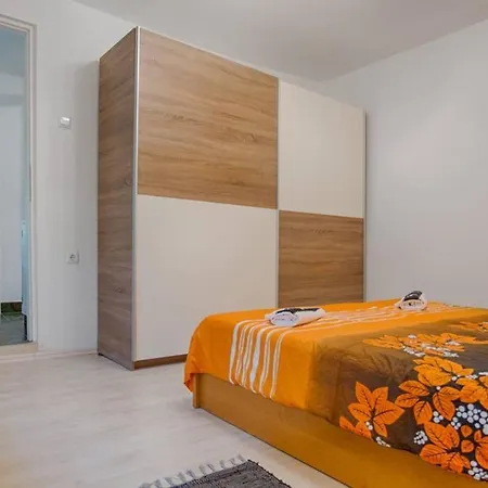 Nea's Green Garden Apartment *